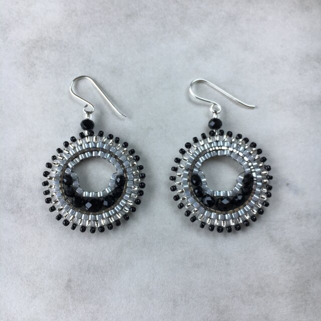 モノトーンのサークルピアス ビーズ刺繍 silver925の画像1枚目