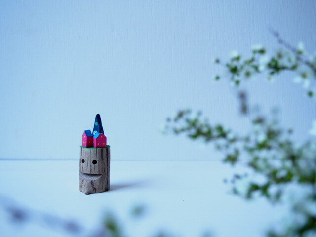 painted driftwood art 時が生まれる木がある小さな家並みの画像1枚目