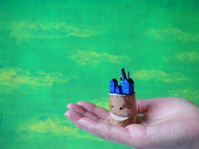 painted driftwood art 音符のなる木と鍵盤がある真夜中の家並み 灰色の木の画像1枚目