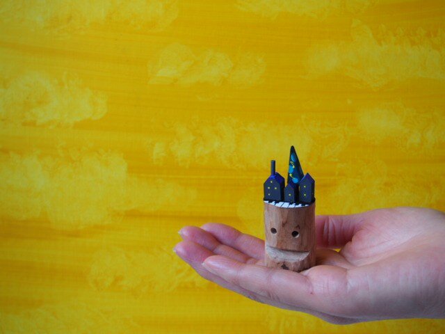 painted driftwood art 音符のなる木と鍵盤がある真夜中の家並み 青緑の木の画像1枚目
