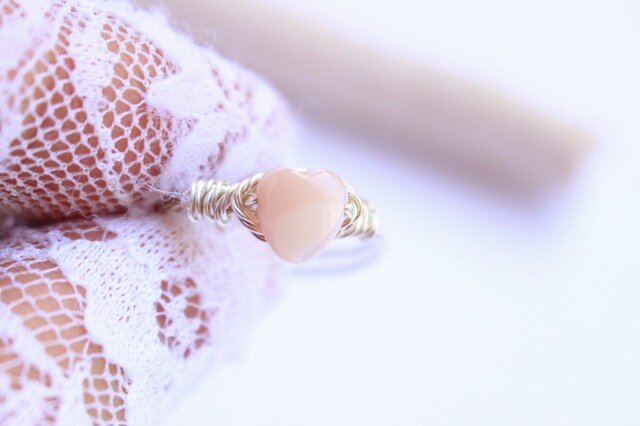 高品質ピンクシェル Heart Wire Ring の画像1枚目
