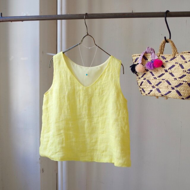 カラーリネンのVネックノースリーブトップス "lemon yellow"の画像1枚目