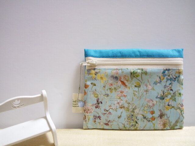 リバティ<Wild Flowers>ワイルド・フラワーズ ティッシュケース付きポーチ(ブルー)の画像1枚目