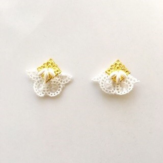 ホワイトレースのふんわりピアス*イヤリングの画像1枚目