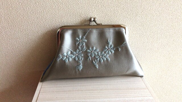 がまぐち・角型 サンドベージュ繻子帯地 水色小花刺繍★の画像1枚目