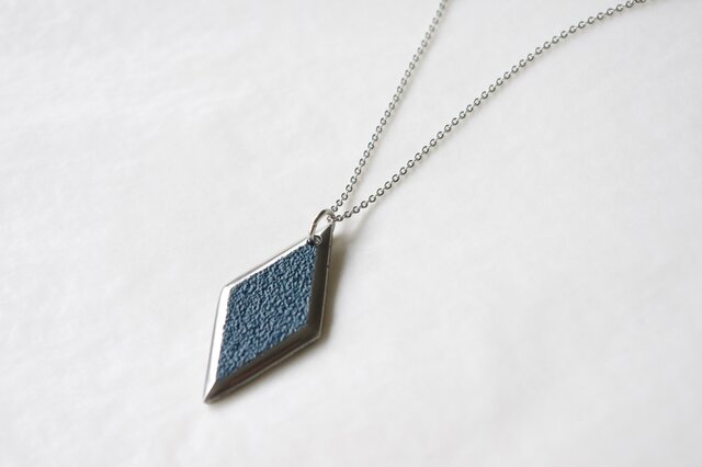 鋳金ネックレス『IHADA』藍色 菱形の画像1枚目