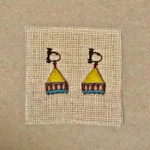 ゆらゆら彩る、刺繍ピアス/イヤリング(家)の画像1枚目