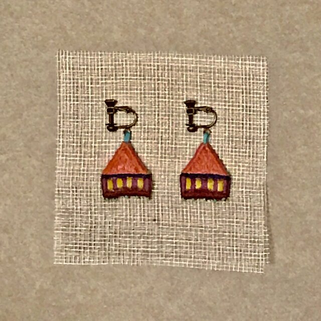 ゆらゆら彩る、刺繍ピアス/イヤリング(家)の画像1枚目