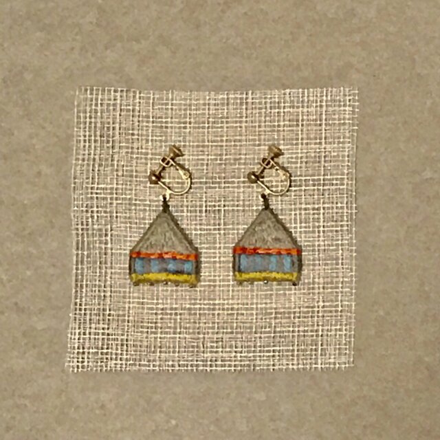 ゆらゆら彩る、刺繍ピアス/イヤリング(家)の画像1枚目