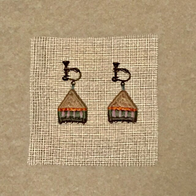 ゆらゆら彩る、刺繍ピアス/イヤリング(家)の画像1枚目