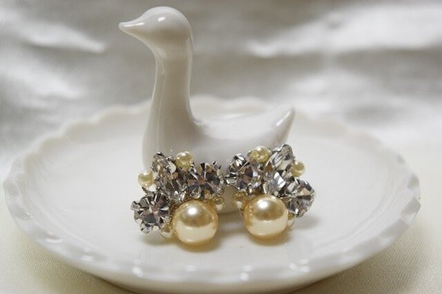 シンプルでシックなビジューとパールのピアス(orイヤリング)の画像1枚目