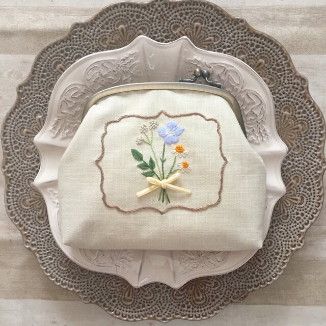 花束の手刺繍のがまぐちの画像1枚目
