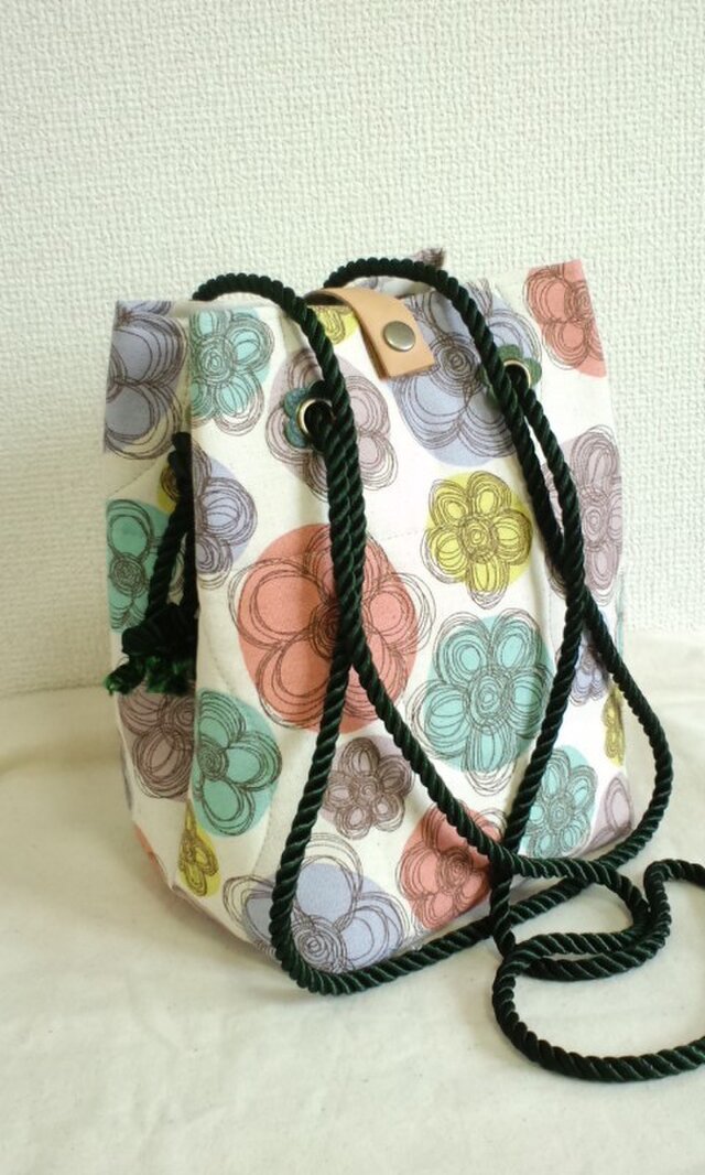小ぶりで四角いショルダーバッグ(フラワー)の画像1枚目