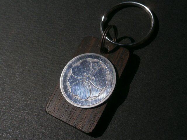 オーダーメイド 縞黒檀 彫金 家紋 キーホルダーの画像1枚目