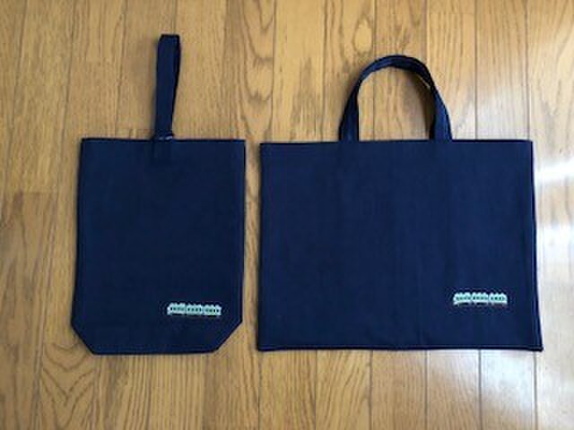 クロスステッチ刺繍:電車★紺色レッスンバッグとくつ入れ*通園通学の画像1枚目