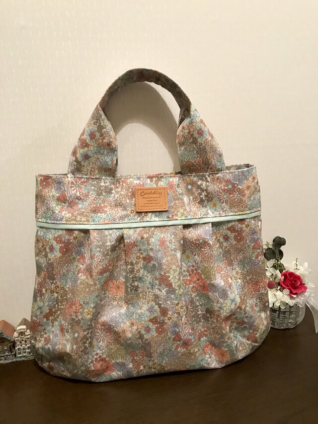 リバティビニコの横型タックバッグの画像1枚目