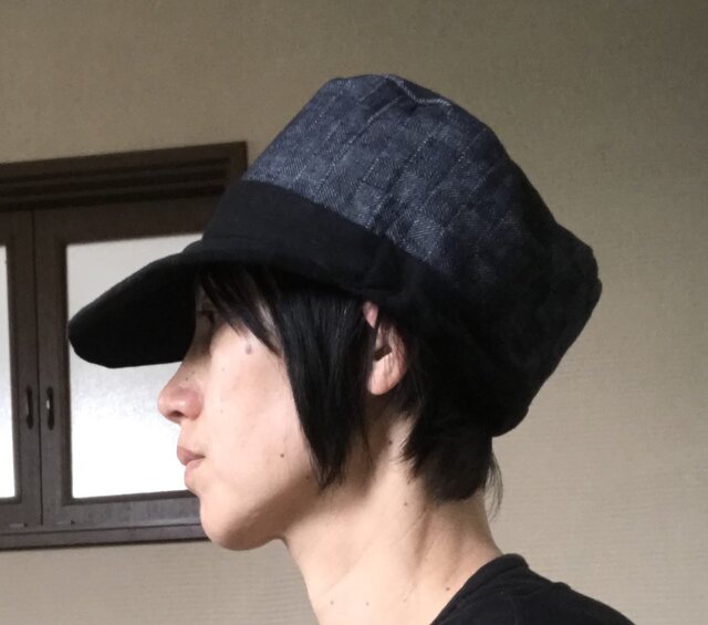 格子デニム×黒ニット帽子の画像1枚目