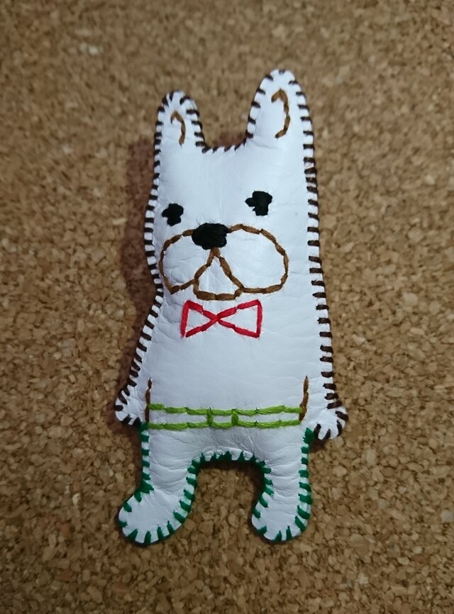 フレンチブルドッグのレザー刺繍ブローチ(オシャレふれぶる④)の画像1枚目