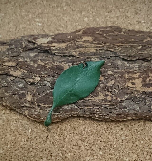 葉っぱモチーフのブローチ③の画像1枚目