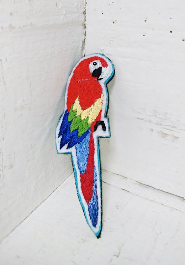 ベニコンゴウインコちゃん*刺繍ブローチの画像1枚目