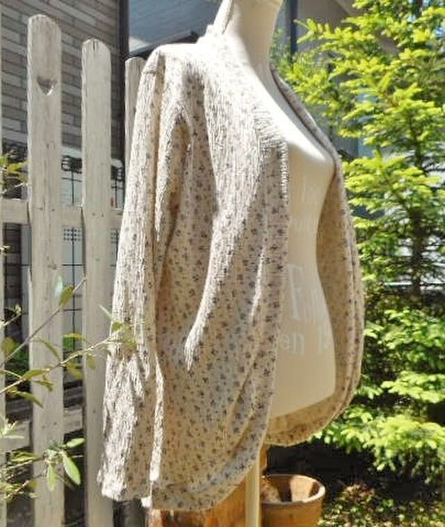 小花柄コットンニットのまあるい裾のカーディガンの画像1枚目