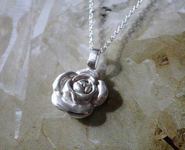 薔薇の彫金ペンダントの画像1枚目