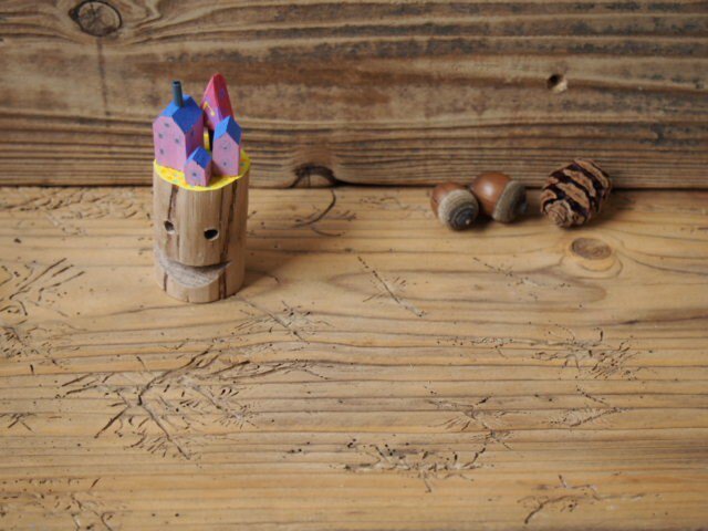 painted driftwood art リズムが生まれる木がある小さな家並みの画像1枚目