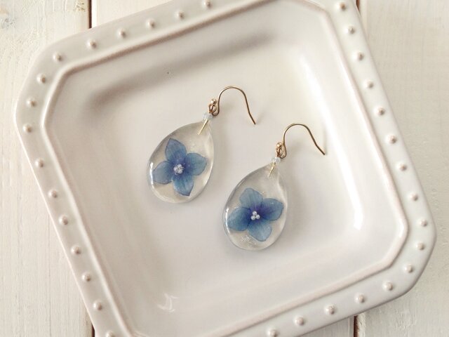 雫に閉じ込めた染め花のピアス(紫陽花・L・ブルー)の画像1枚目