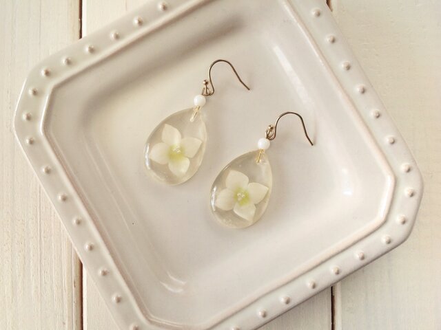 雫に閉じ込めた染め花のピアス(紫陽花・L・白)の画像1枚目