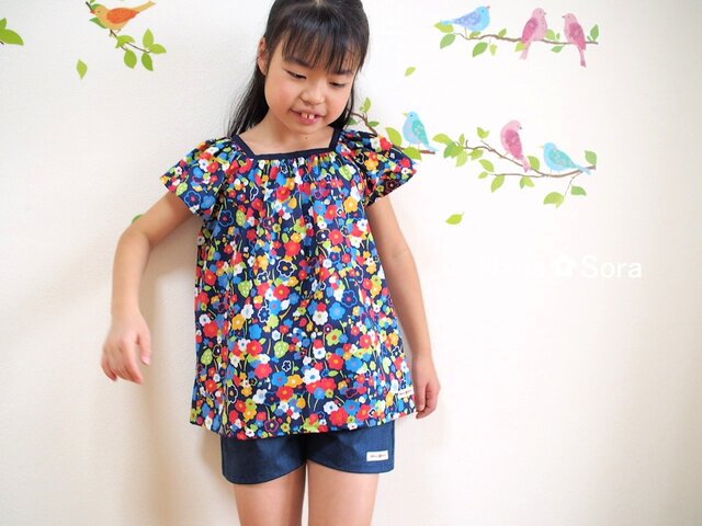 size100/120/130 スクエアネックのリボンブラウス(USAコットン・ネイビーレトロ花柄)の画像1枚目