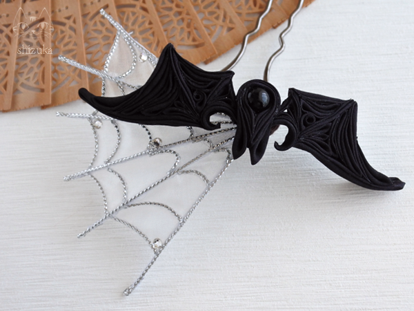 蝙蝠とクモの巣❖つまみ細工 かんざし ハロウィン/ゴスロリの画像1枚目