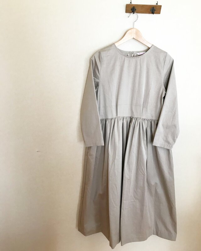 コットンツイルのギャザーワンピースの画像1枚目