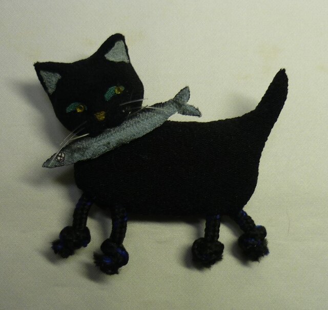 怪盗黒猫 サンマをくわえた黒猫ブローチ | iichi 日々の暮らしを