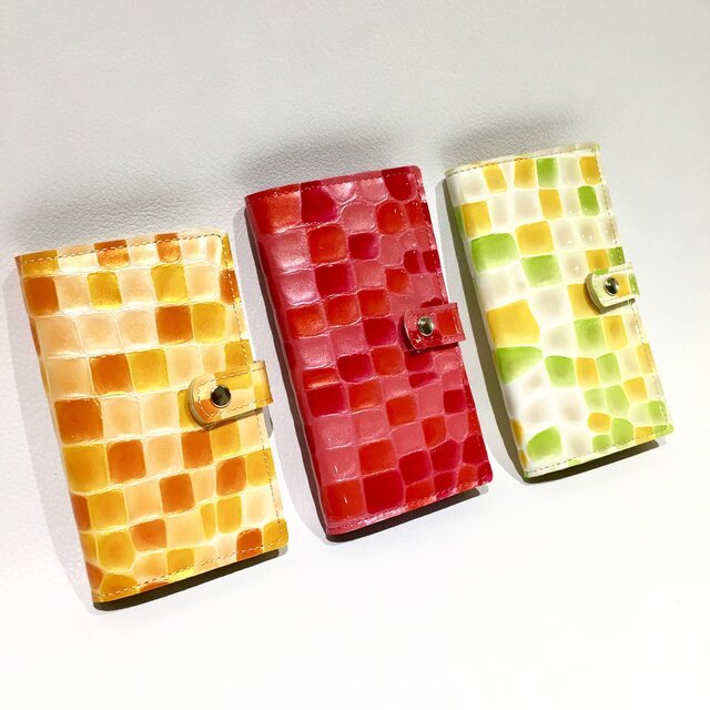 ほぼ全機種対応 ステンドレザーの手帳型スマホケースの画像1枚目