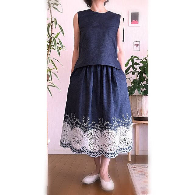 オランダ製ダンガリー刺繍レース生地のスカートの画像1枚目