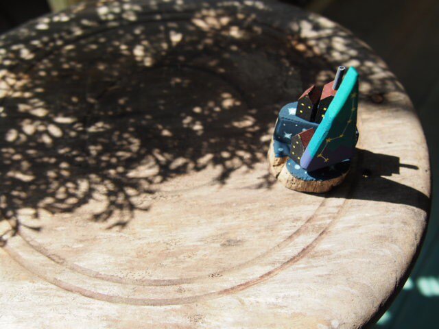 painted driftwood art 北斗七星 が生まれる木がある 真夜中 の 街並みの画像1枚目