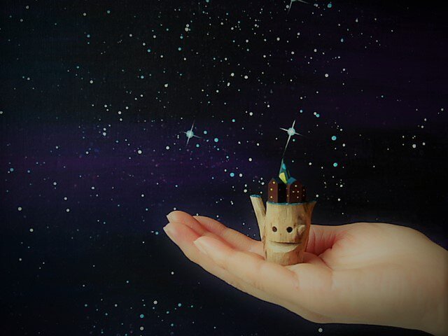 painted driftwood art 半月 が生まれる木がある 真夜中 の 街並みの画像1枚目