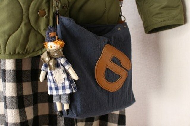 お人形付きショルダーBAG・(紺色帽子)の画像1枚目