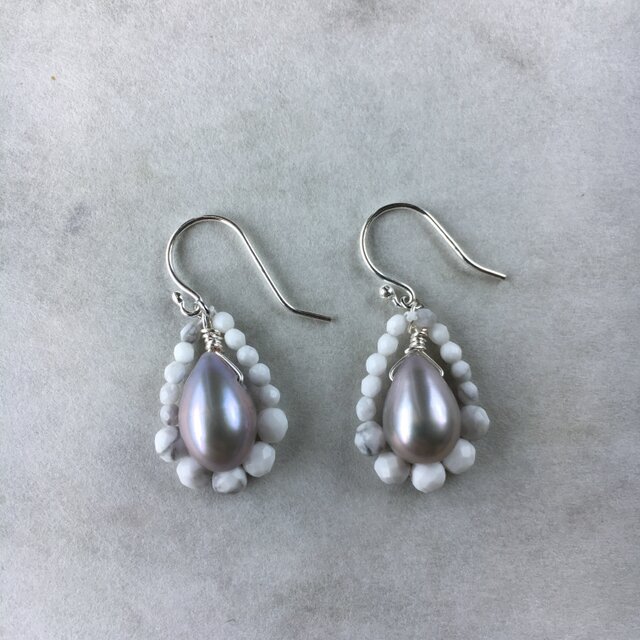 グレーパールとハウライトのフックピアス silver925の画像1枚目