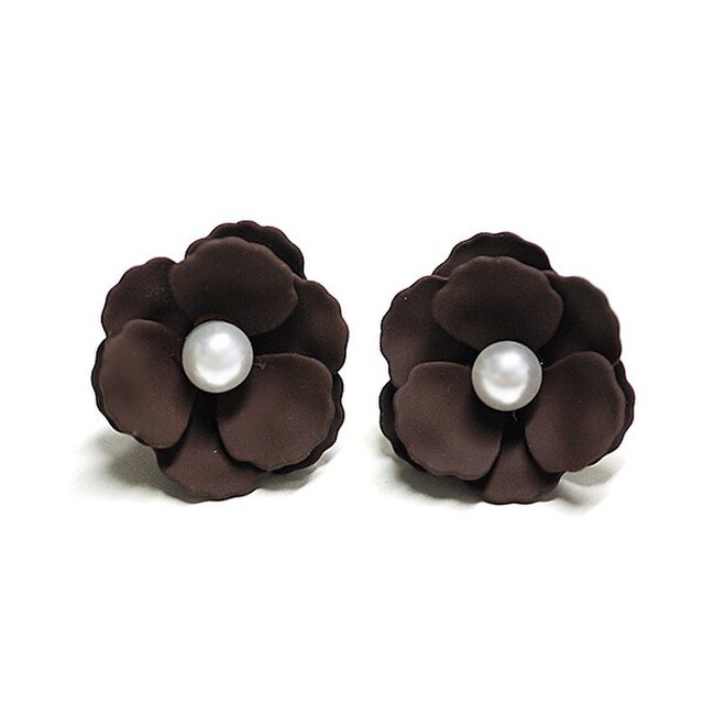 【1ペア】Anemoneダークブラウンカラーパール付き花チタン芯ピアスの画像1枚目