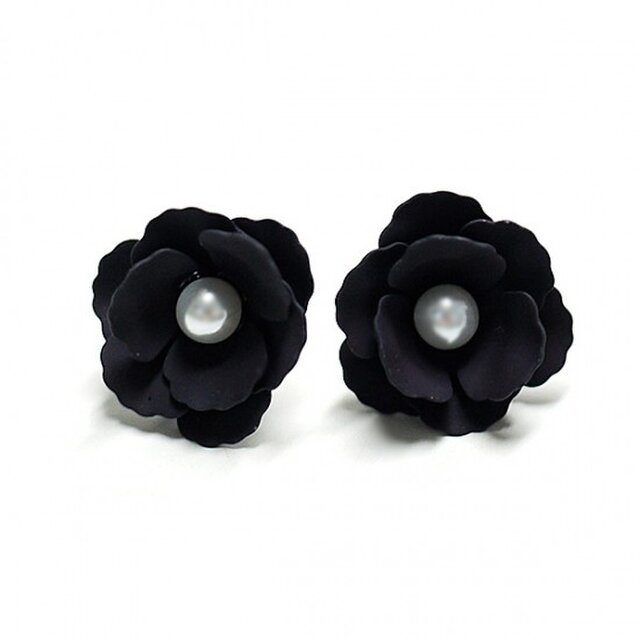 【1ペア】Anemonneネイビーカラーパール付き花チタン芯ピアスの画像1枚目