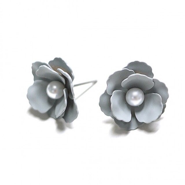 【1ペア】Anemonneグレーカラーパール付き花チタン芯ピアスの画像1枚目