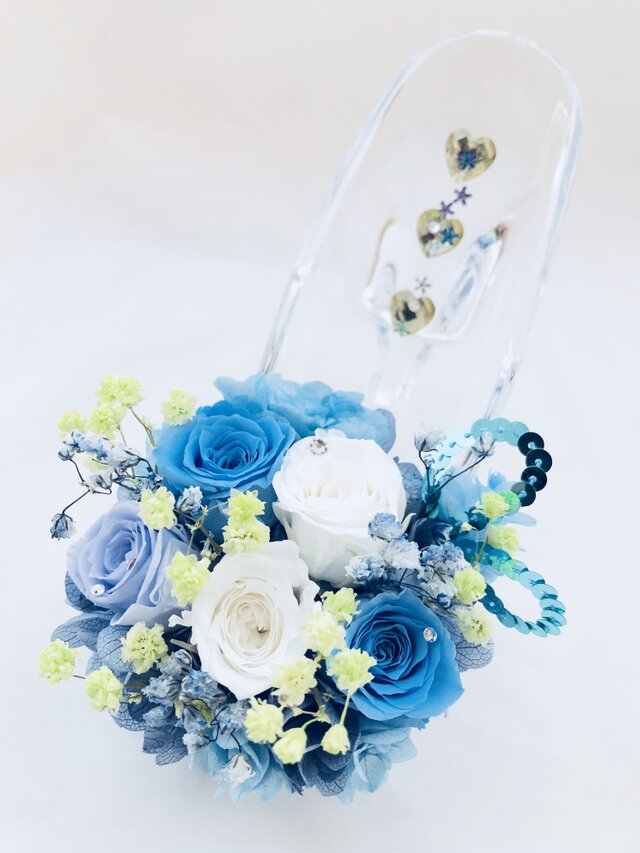 【プリザーブドフラワー/ガラスの靴シリーズ】ブルーローズと白の可憐なミニ薔薇とハートたちの楽しい時間の画像1枚目