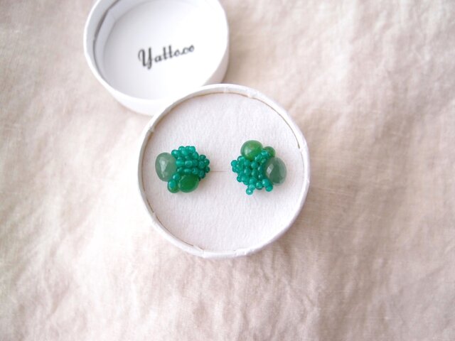 【天然石の刺繍ピアス】chrysoprase × aventurineの画像1枚目