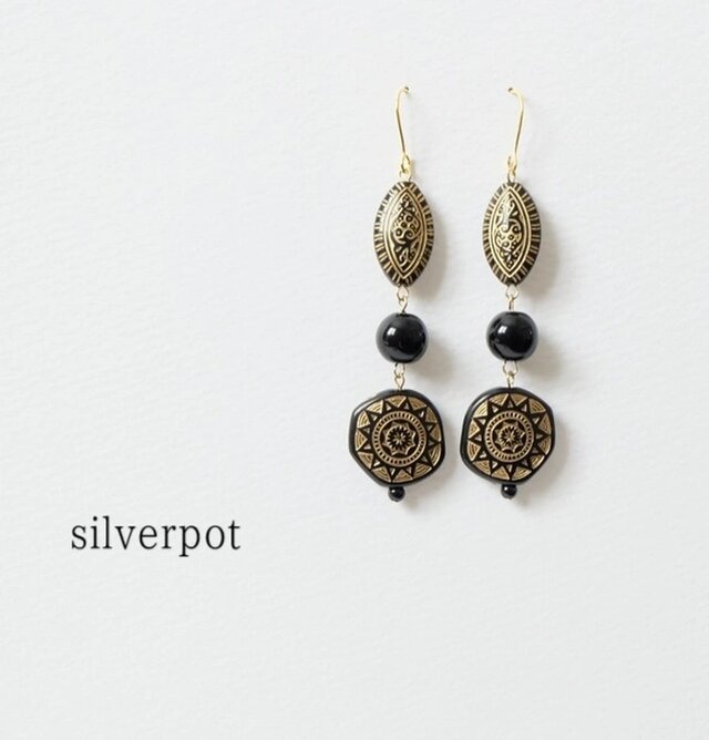 G64　レトロな大振りブラックピアス（パーツ変更可能）