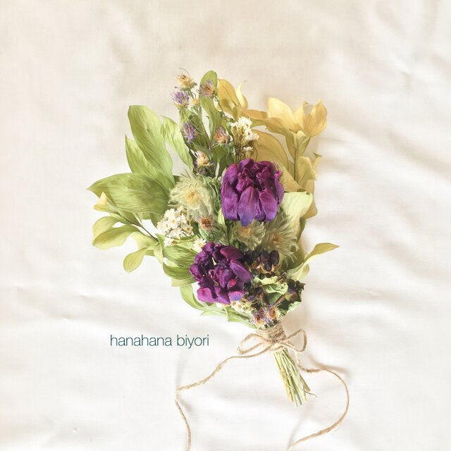 パープルのチューリップと小花のブーケ、スワッグ