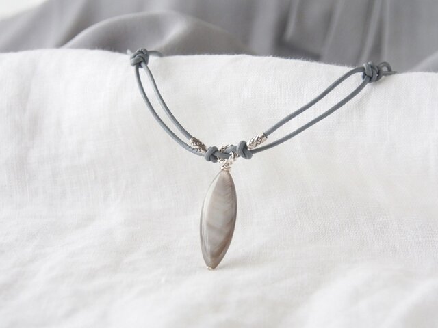 Gray Leather Pendant(Gray Marquise)の画像1枚目