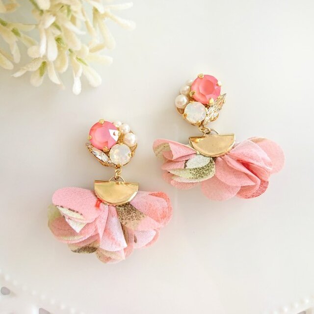 シフォンフラワーとビジューイヤリング/ピアス(コーラルピンク)の画像1枚目