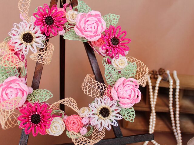 ピンクガーベラ＆バラの3方向で飾れるおしゃれクレセント造花リース母の日