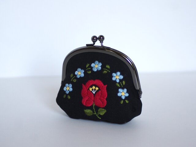 花刺繍のがま口 黒の画像1枚目